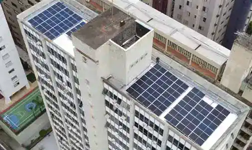 Usina fotovoltaica com painéis solares instalados no telhado de um edifício em Belo Horizonte - MG