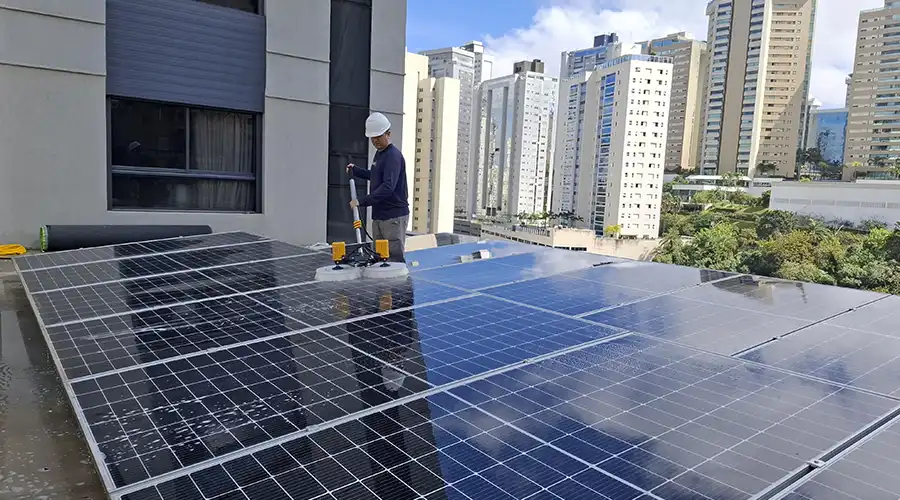 Empresa de energia solar realizando a limpeza de módulos fotovoltaicos em um edifício da Patrimar no Vale do Sereno, Nova Limas - MG