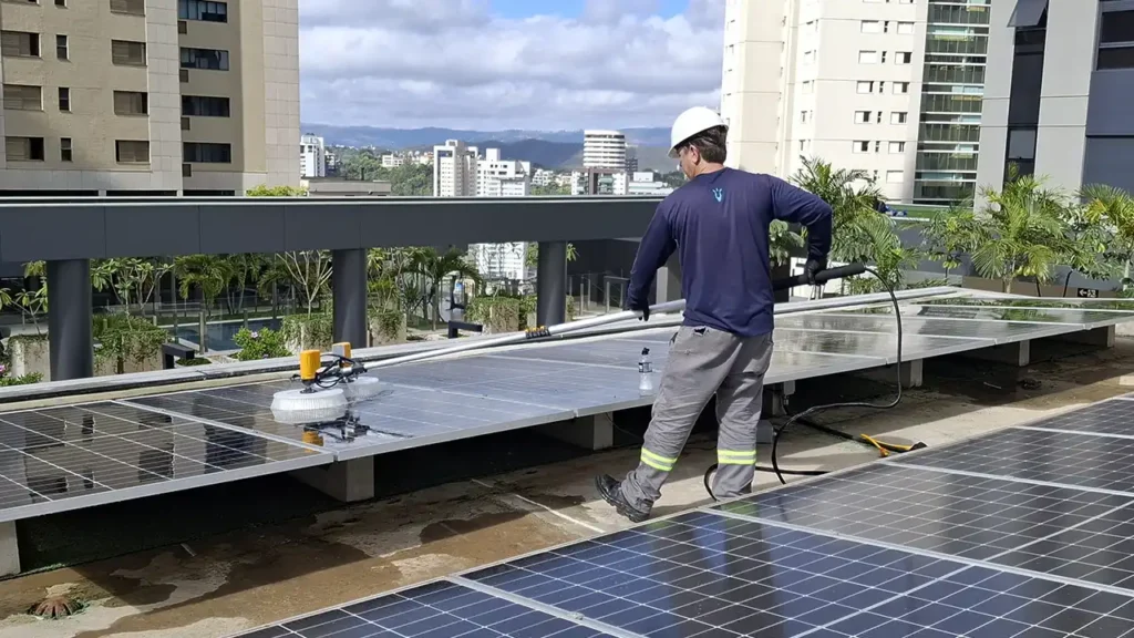 Profissional da Sunus realizando a limpeza de painel solar em um edifício em Nova Lima - MG