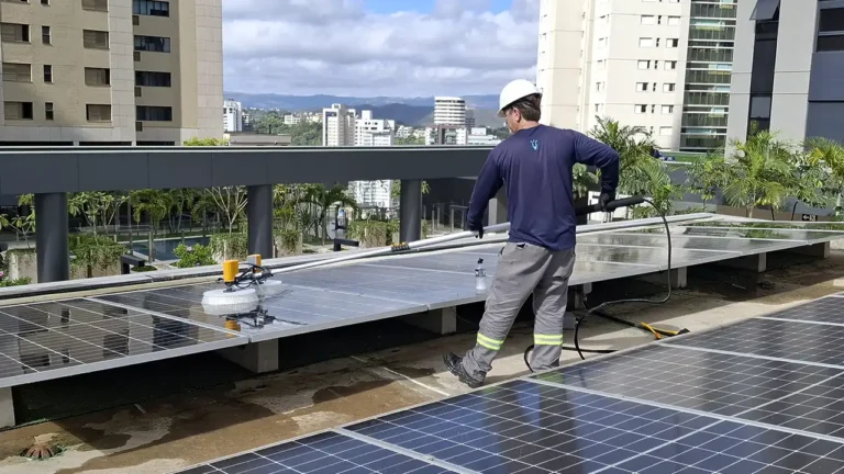 Profissional da Sunus realizando a limpeza de painel solar em um edifício em Nova Lima - MG
