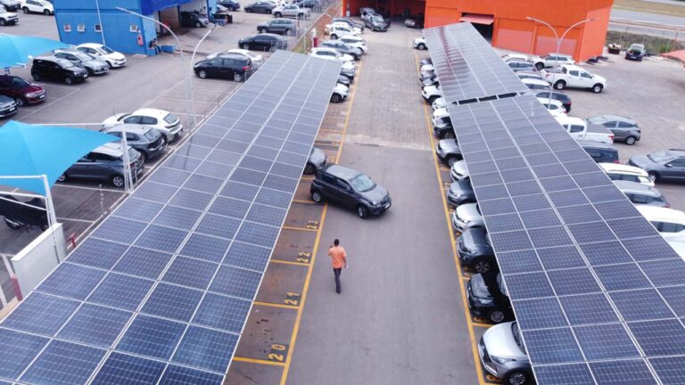 Carport solar, estacionamento com painéis solares instalados sobre as vagas, promovendo energia solar e sustentabilidade no local.