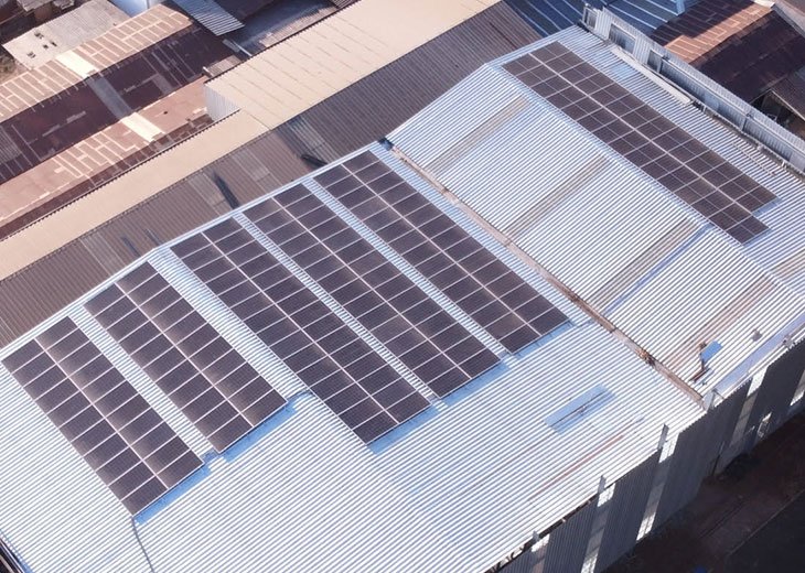 Painéis solares instalados na cobertura da Preall em Nova Lima - MG, demonstrando o uso de energia renovável e sustentável. A imagem destaca a eficiência dos sistemas de energia solar.