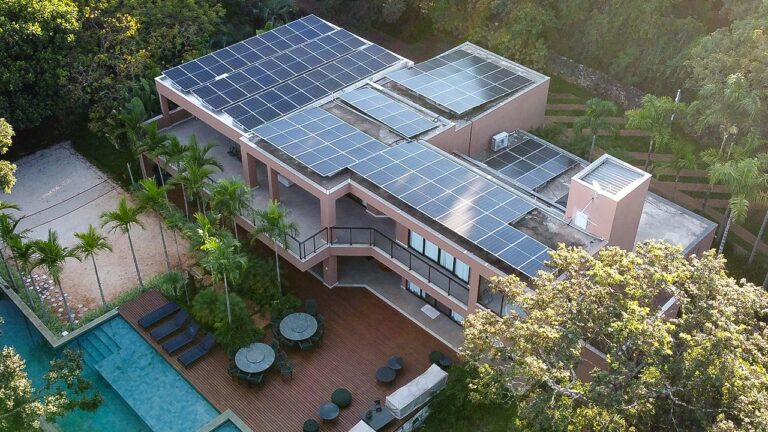 Residência de alto padrão em Brumadinho com sistema de energia solar híbrido