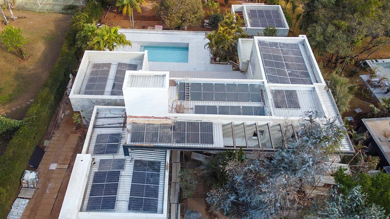 Residência de luxo no Morro do chapéu, em Nova Lima, com sistema de energia solar híbrido
