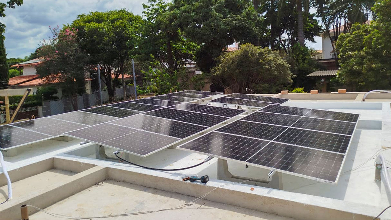 Residência de luxo no bairro Bandeirantes, em Belo Horizonte, com sistema de energia solar híbrido