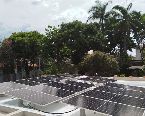 Instalação dos painéis solares fotovoltaicos em telhado residencial, promovendo energia sustentável e economia na conta de luz.