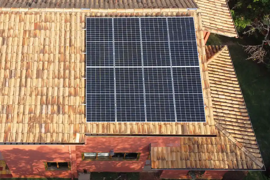 Residência em Nova Lima - MG conta com energia solar para suportar toda a demanda energética da casa e carregamento do carro elétrico
