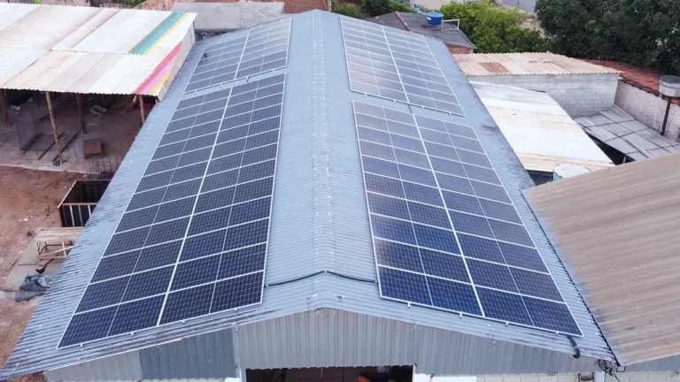 Como calcular economia com energia solar na empresa